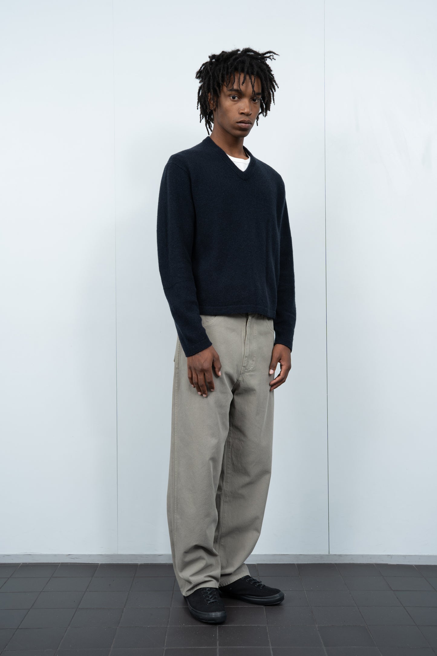 WOOL V-NECK SWEATER - DEEP NAVY
