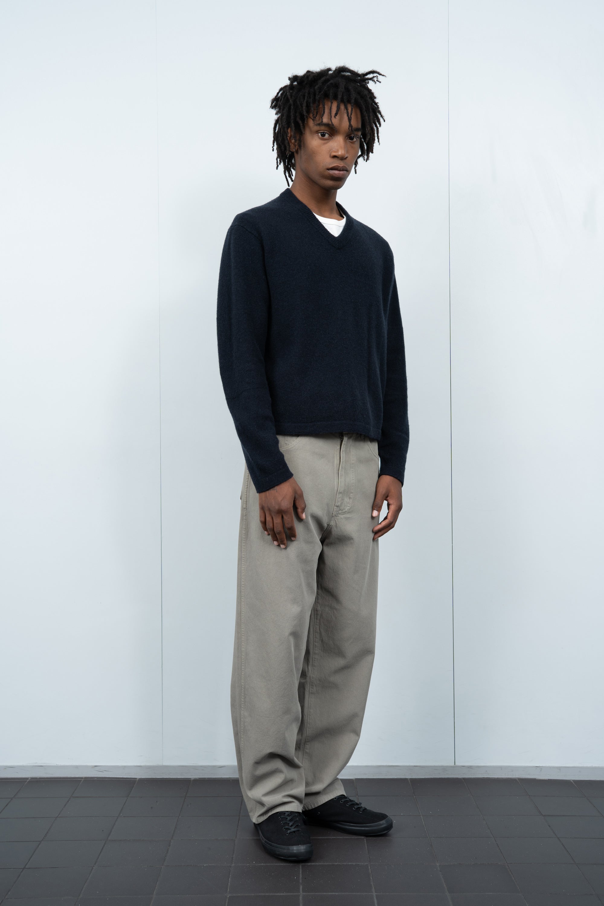 WOOL V-NECK SWEATER - DEEP NAVY