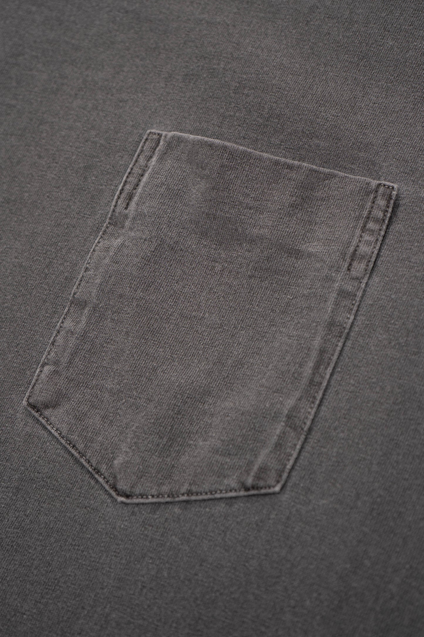 Pocket detail of LW1120 Balta Pocket T-shirt in grindle. 