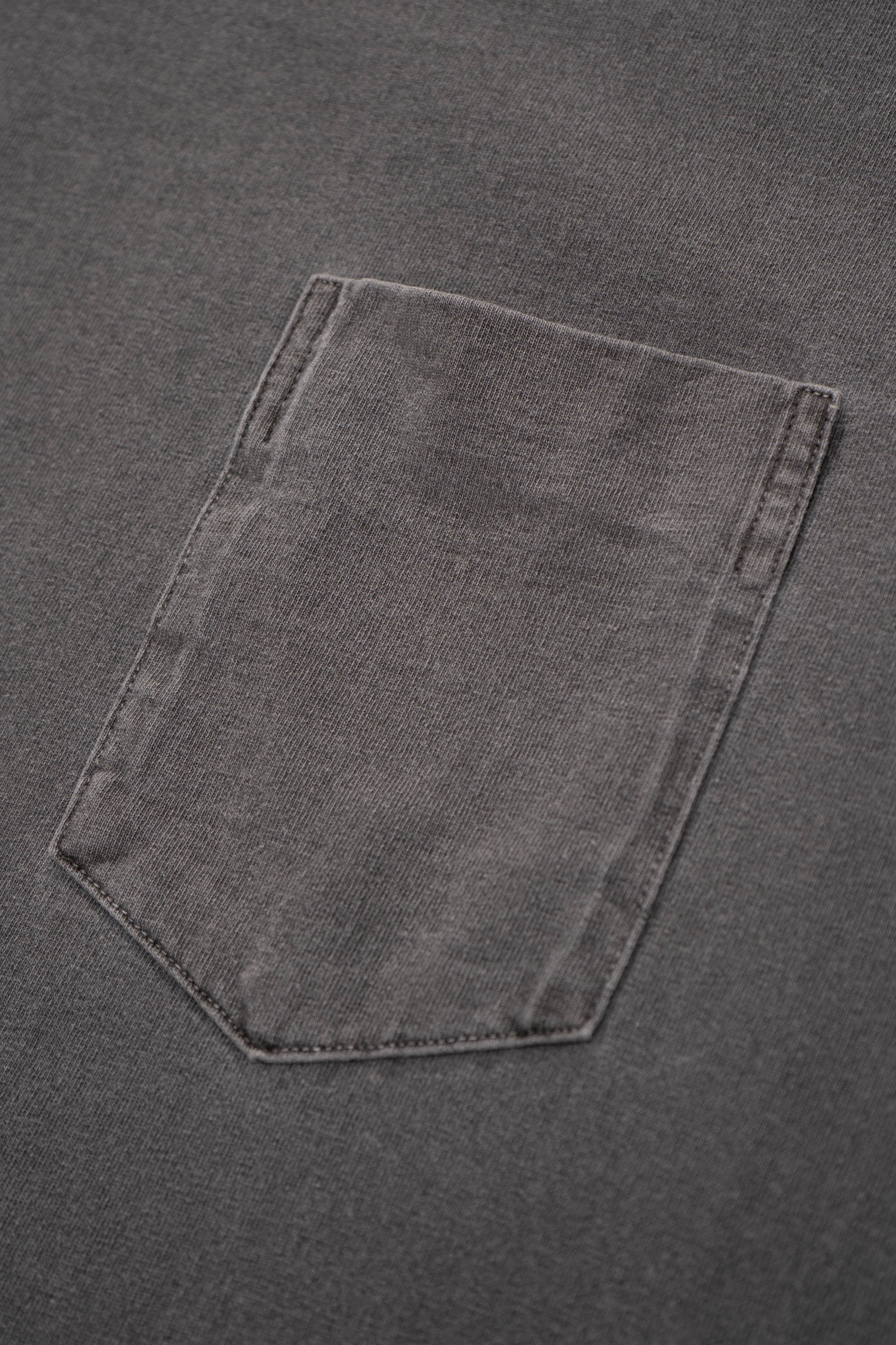 Pocket detail of LW1120 Balta Pocket T-shirt in grindle. 