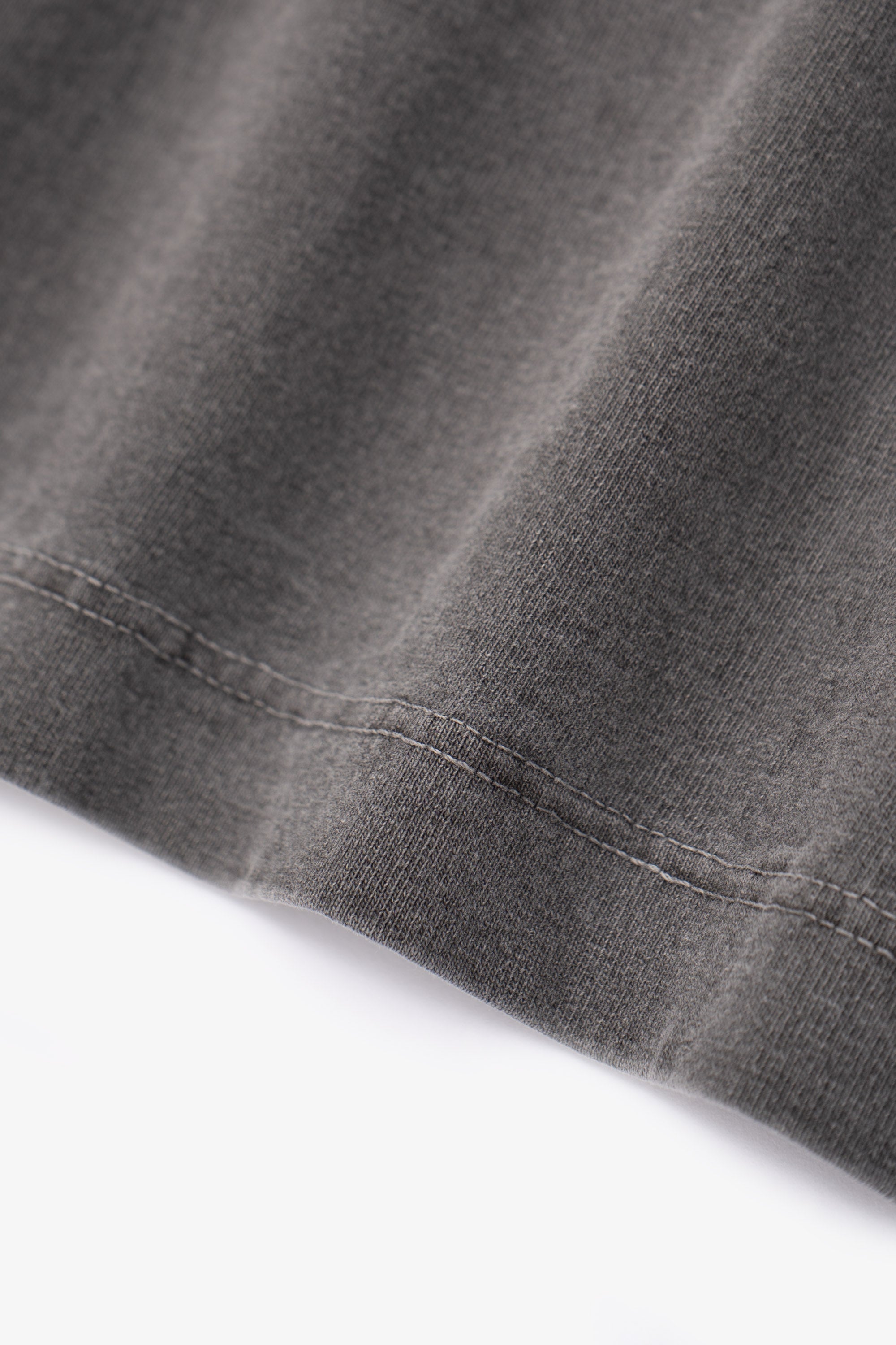 Fabric ripple detail of LW1120 Balta Pocket T-shirt in grindle